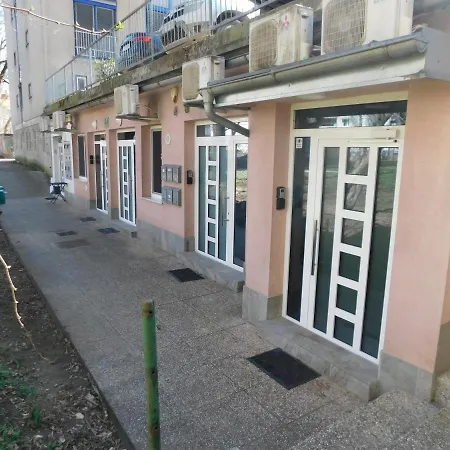 Modern Center Studio Under The Castle V شقة